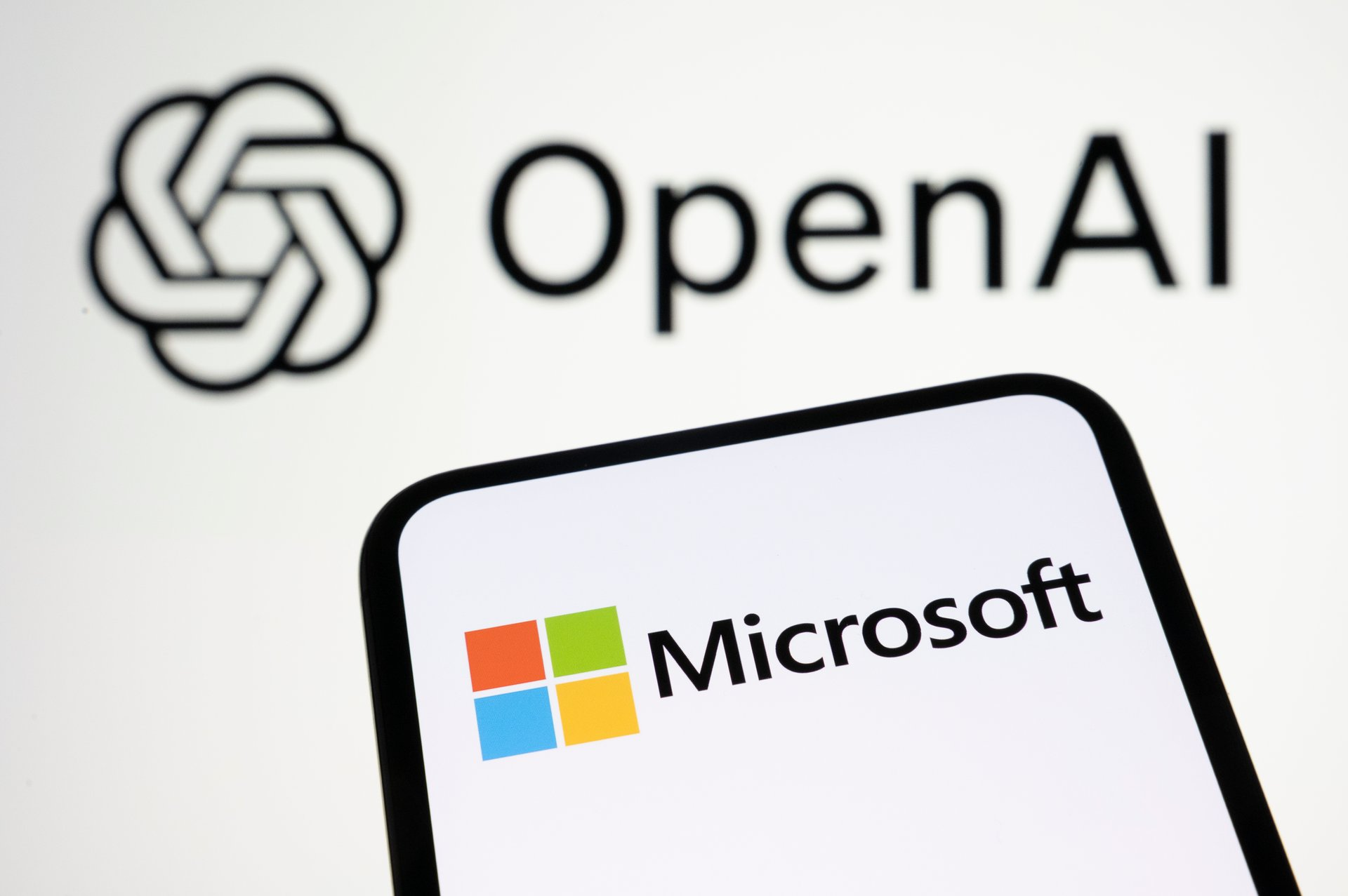 前苹果CEO约翰·斯卡利警告：OpenAI已成为苹果近年来最大竞争威胁