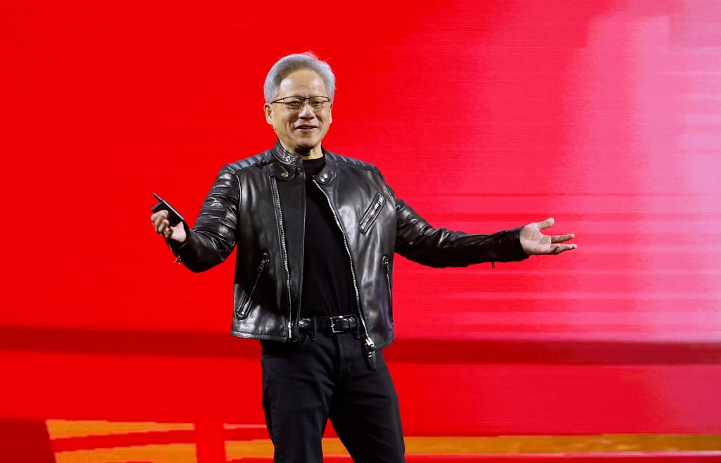 工人担忧 AI 取代工作，英伟达黄仁勋称 AI 正“创造海量就业机会”